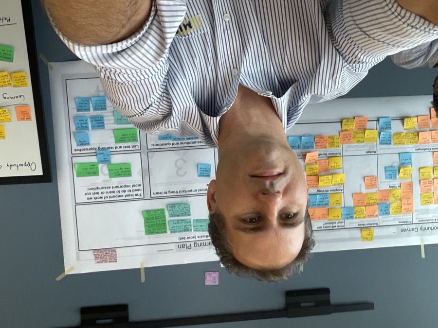 Mirko vor einer Wand voller Post-its