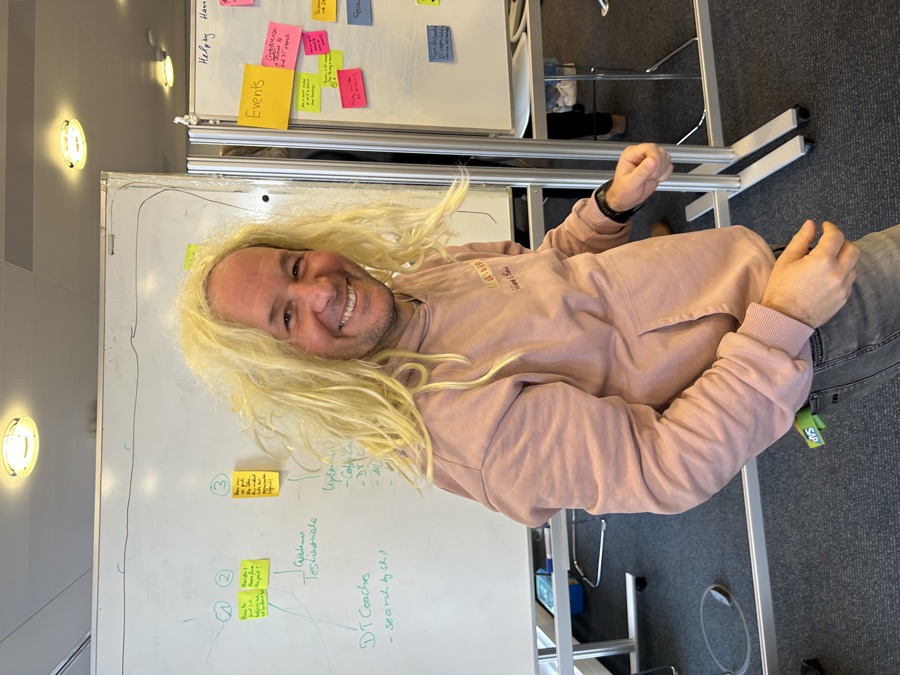 Olivier mit blonder Perücke im Workshop